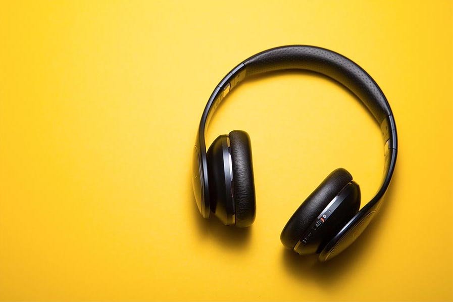 How do noise cancelling headphones work? A headphone on a table